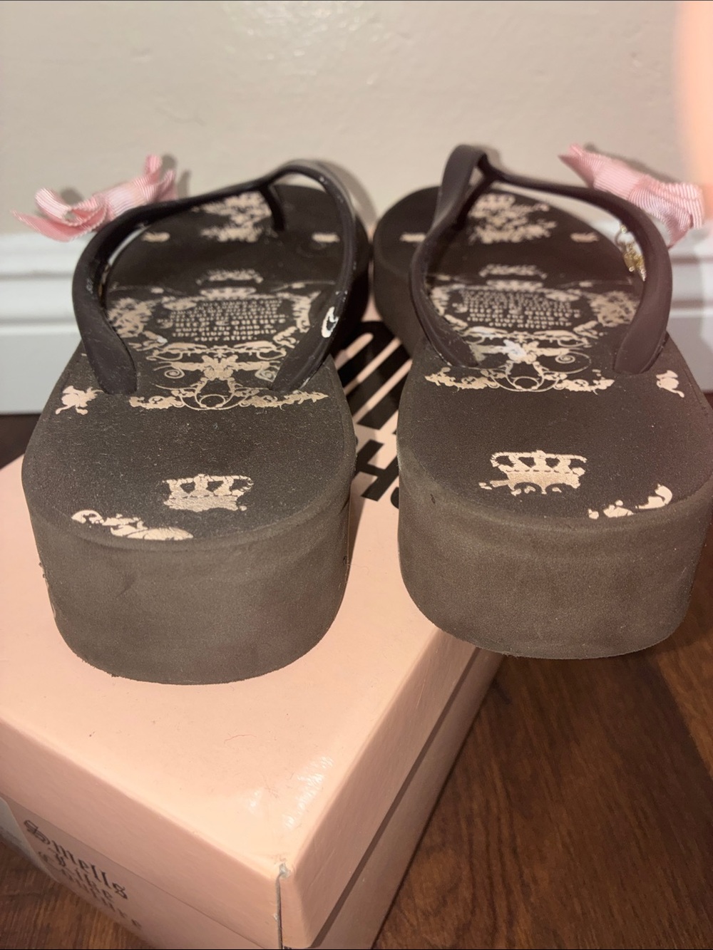 Y2K VINTAGE Juicy Couture Brown Flip Flop Wedge Sandals with Pink Bow Charms 8M - Picture 6 of 13